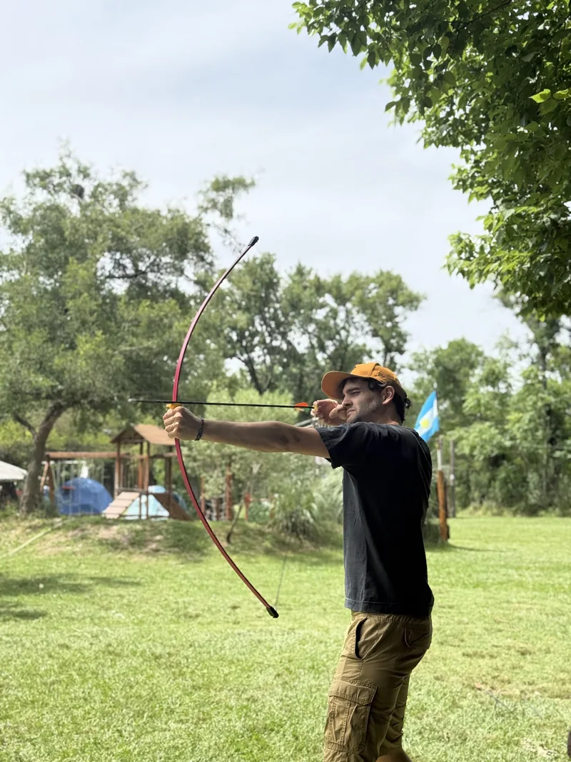 Tiro con arco en el parque del predio