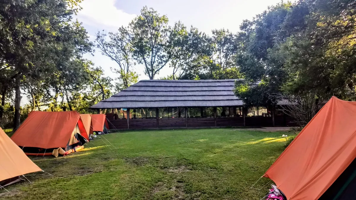 Carpas naranjas frente a un quincho