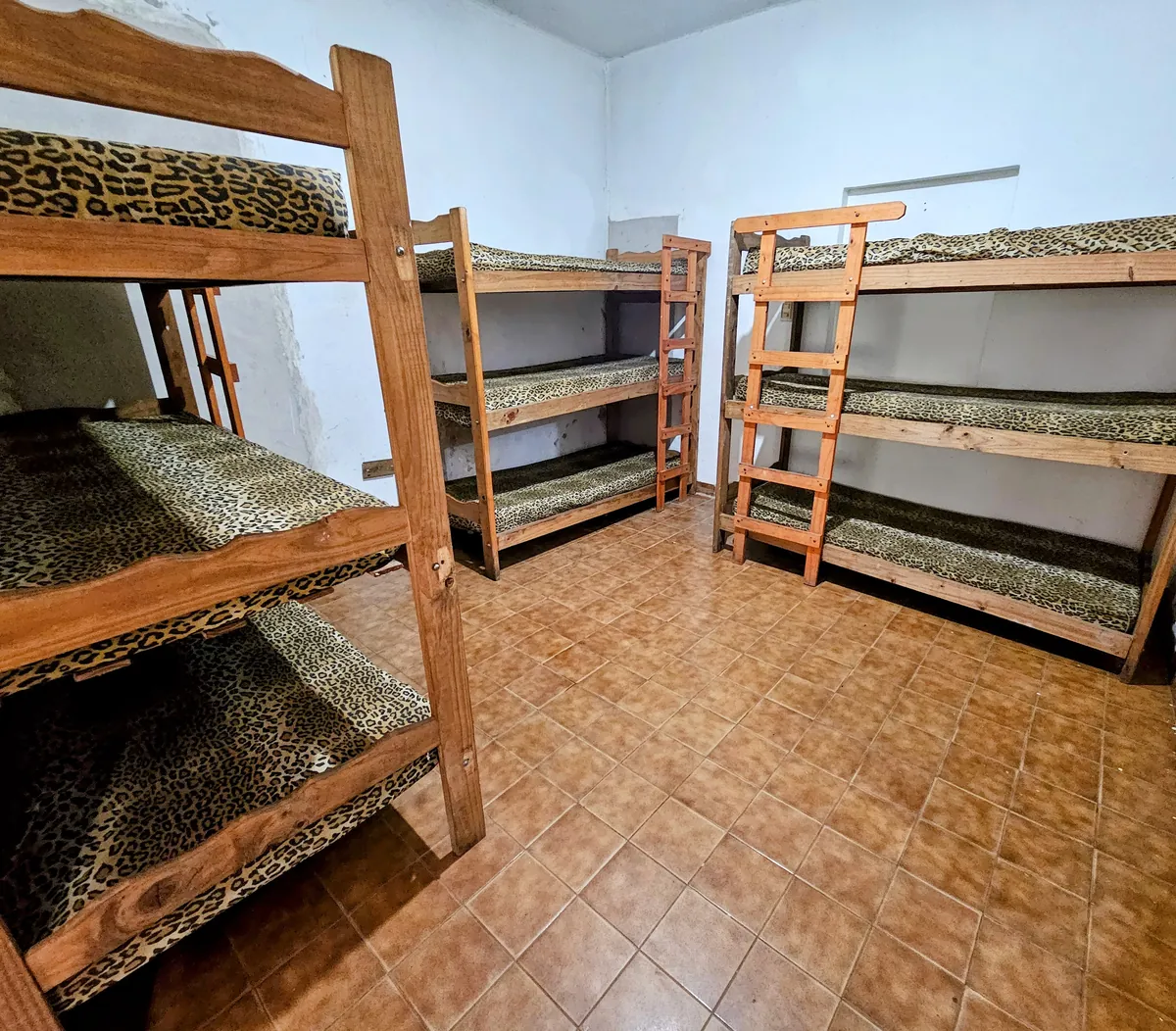 Un cuarto con cuchetas de la casa albergue