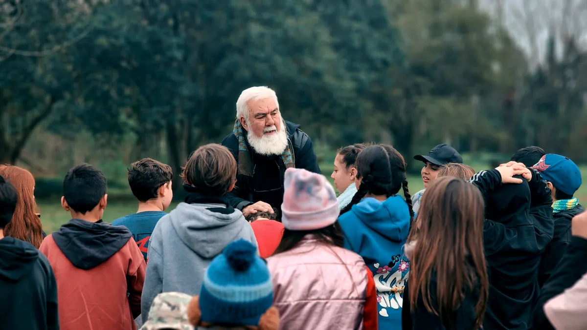Poli le habla a un grupo de chicos en el bosque
