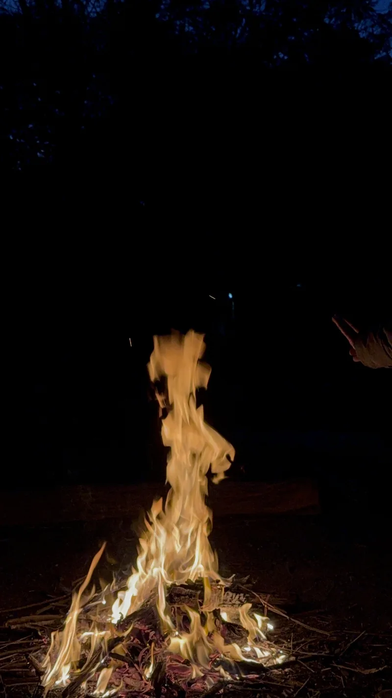 Un fogón encendido, de noche