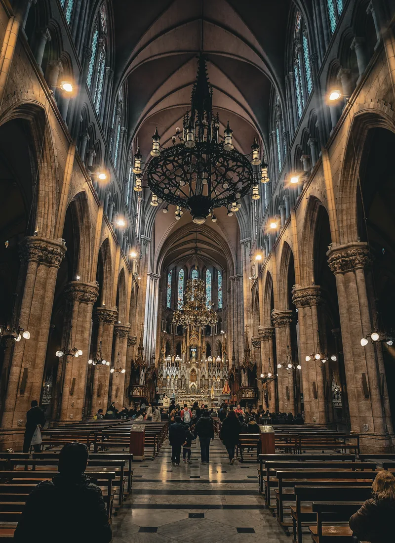 La nave central de la Basílica de Luján, con la araña, los arcos y el altar mayor al fondo