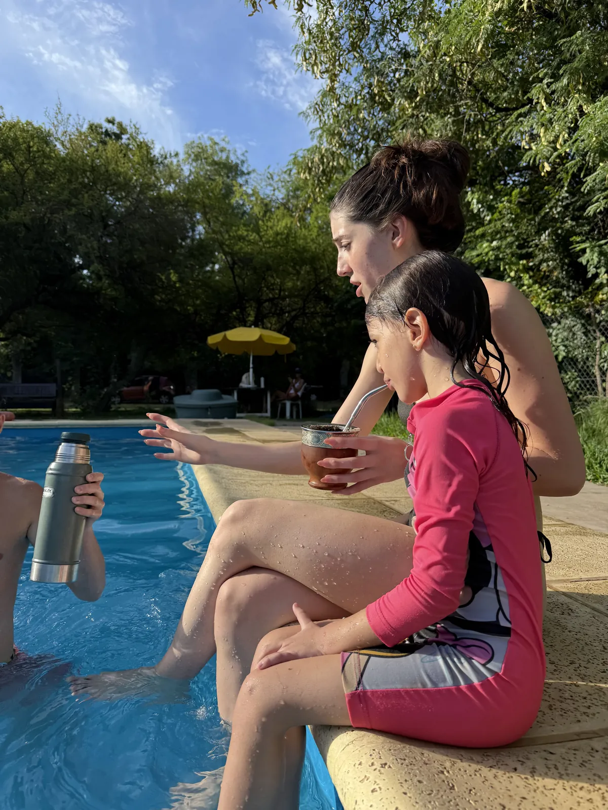 Chicas disfrutando la pileta en verano