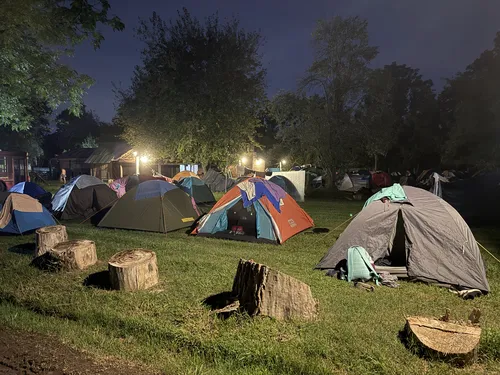 Carpas iluminadas de noche en el predio