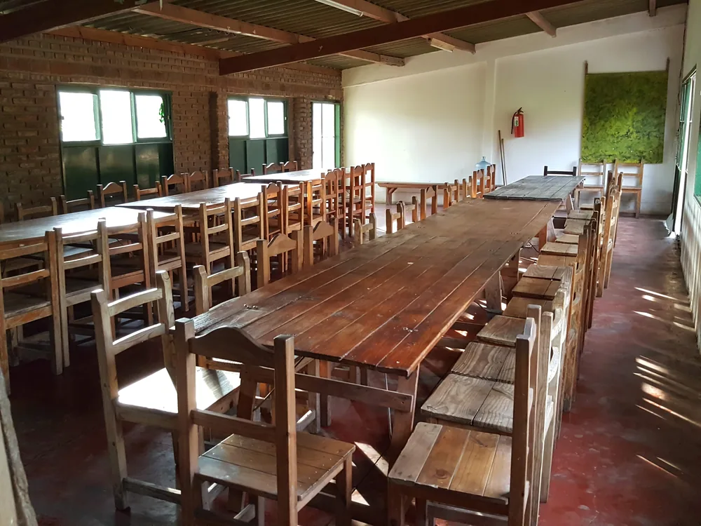 El Quincho 4 por dentro, con mesas largas de madera