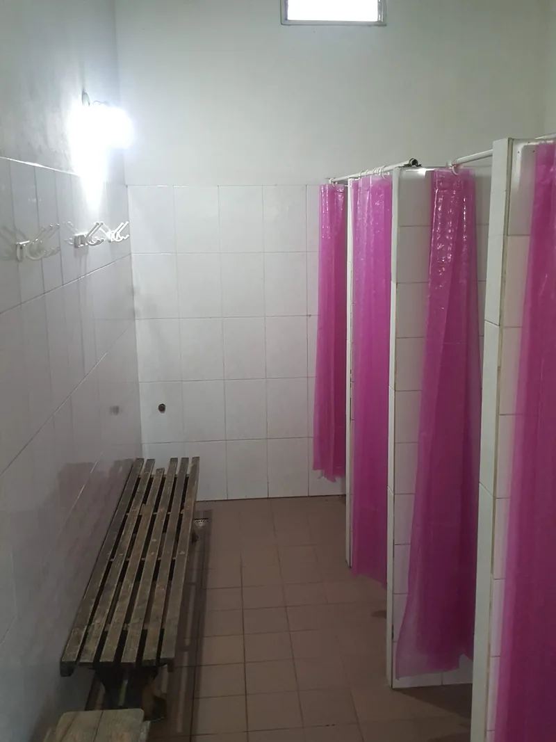 Las duchas de una de las baterías de vestuarios